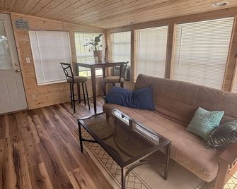 Waterfront Cabin with Access to swim dock, fishing dock, and boat ramp. - Afton - Living room