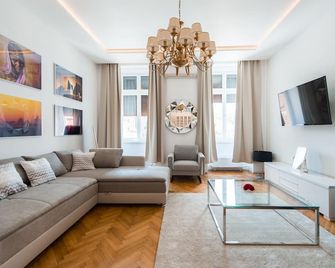 Casa Mandl - בראסוב - סלון