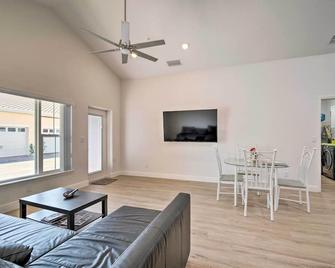 Sleek Tavares Condo 3 Miles to Downtown - Tavares - Living room