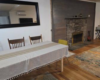 Charming 3-bedroom house in peaceful Milford near lake beach - Milford - Jídelna