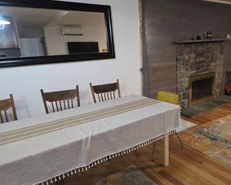 Charming 3-bedroom house in peaceful Milford near lake beach - Milford - Eetruimte