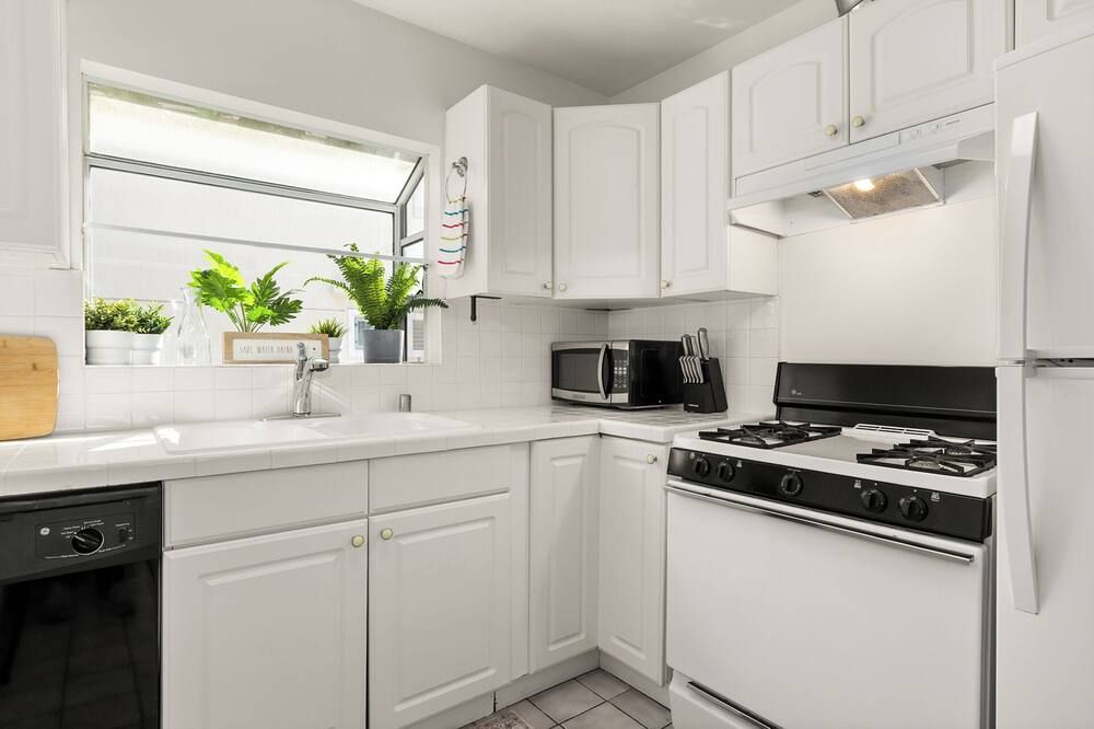 Chic Brentwood Stay 1br/1ba - Steps Wilshire W Parking & W/D - לוס אנג'לס - מטבח