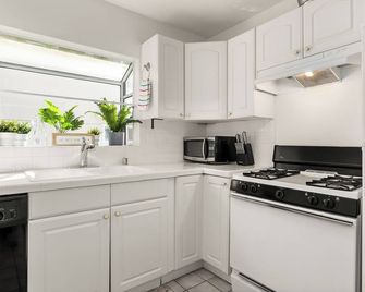 Chic Brentwood Stay 1br/1ba - Steps Wilshire W Parking & W/D - 로스앤젤레스 - 주방