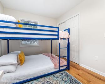 Lake House! Walking Distance To Lake Pocotopaug! - East Hampton - Bedroom