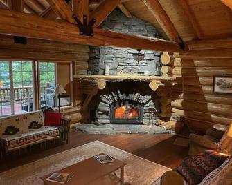 Authentic Hand-Crafted Mountain Cabin w/ Amazing Lake View ! - Somers - Sala de estar