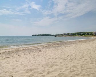 Ping-Pong Table, Beach Access North Falmouth Home - North Falmouth - Playa
