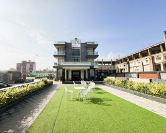 Hotel Golden Palace Rivera Restaurant & Cafe With Swimming Pool Front Of Puri Sea Beach - Kolkata - Gebäude