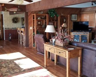 Lovely 4 Bedroom Lakefront, Steps from Scenic Gold Country Lake, Open All Year! - Auburn - Living room