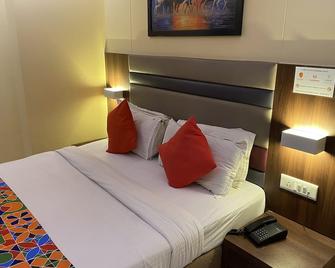 Hotel Regal International - Near Mumbai International Airport Andheri East - Powai - Bedroom