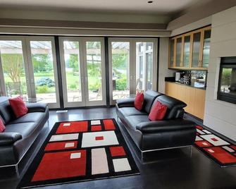 Waterfront Retreat with a New in ground pool! The Eastern Shore at it's best! - Queenstown - Living room