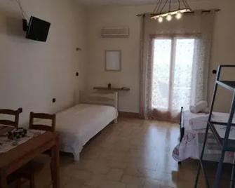 Ocean Front Studios 77 - Lourdata - Kamar Tidur