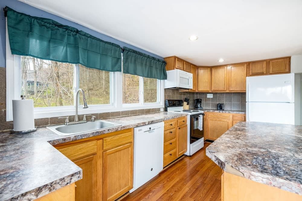 Hot Tub, Wraparound Deck, & WiFi at Chalet Cabin