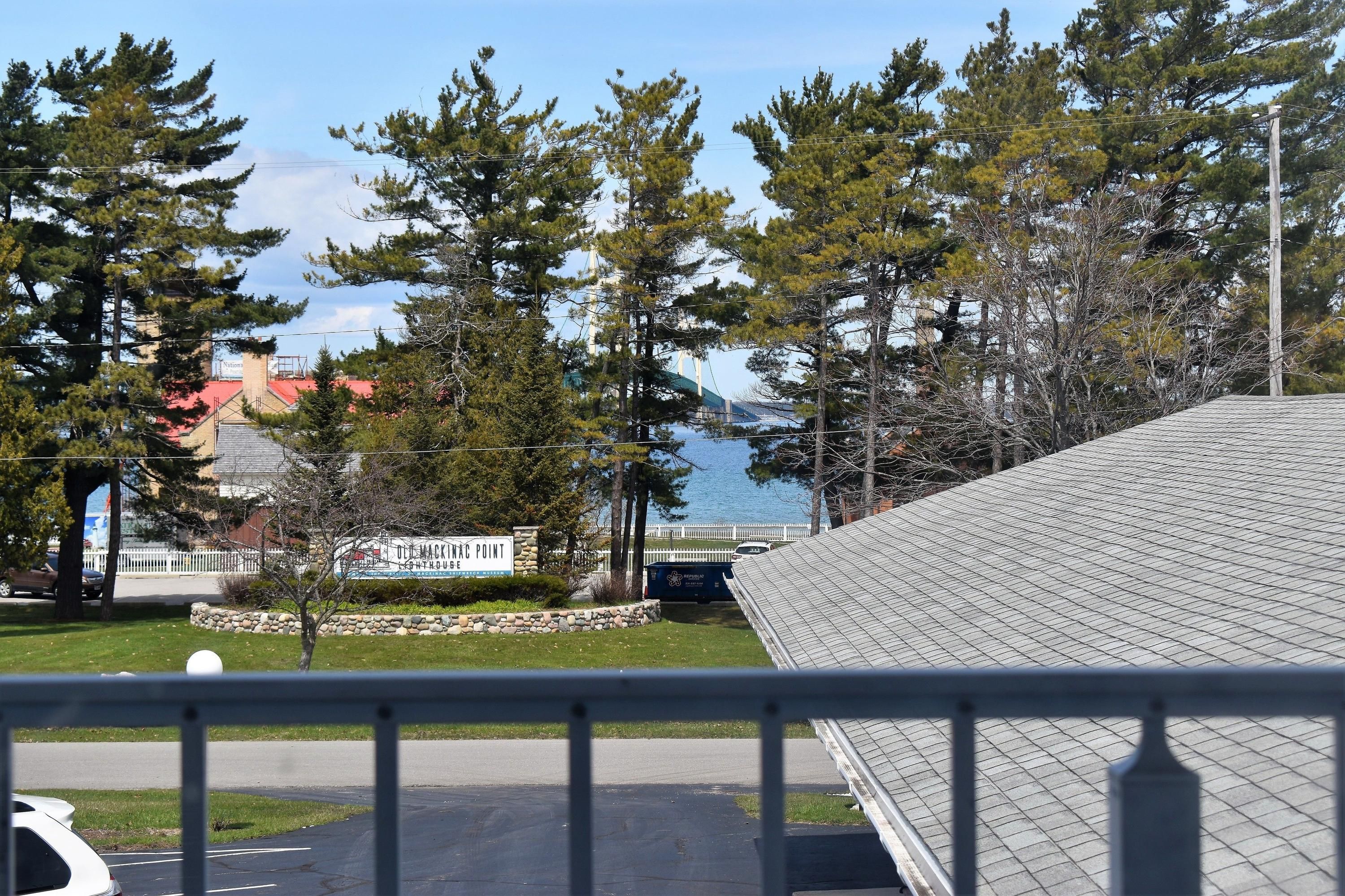 Lighthouse View Motel - Mackinaw City - Balcón