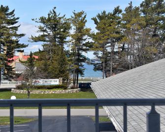 Lighthouse View Motel - Mackinaw City - Balcón