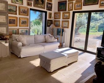 Mas in Provence with exceptional views of the Luberon - Saint-Saturnin-lès-Apt - Living room
