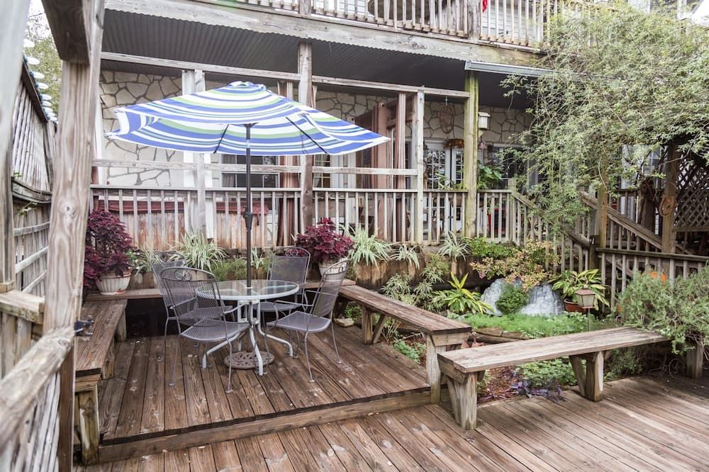 Equinox Inn at Biscuit Hill - Canyon Lake - Patio