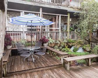 Equinox Inn at Biscuit Hill - Canyon Lake - Patio