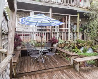 Equinox Inn at Biscuit Hill - Canyon Lake - Patio