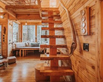 Treehouse-Small Eagles Perch over the water - Port Angeles - Living room