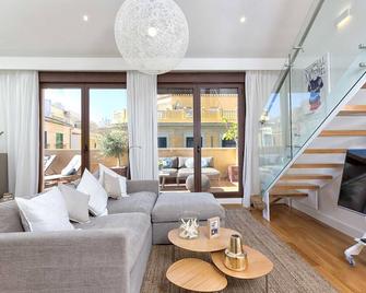 Sebastian Souviron Suites in Malaga by Solaga Holiday Homes - Málaga - Sala de estar