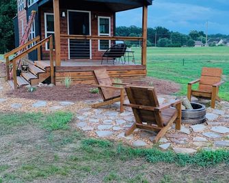 Urban Pines Black/Modern A Tiny House Vibe - Boaz - Patio