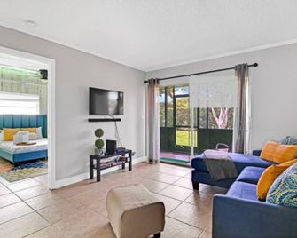 Light & Airy 2-Bedroom Lakeview Condo with Pool - Miramar - Pokój dzienny