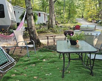 Cozy Campfire Camper Retreat - Lake Nearby! - Henniker - Patio
