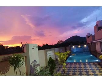 Nine Hill Villa - 2bhk Private Villa With Pool - Udaipur - Piscina