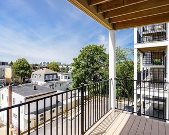 Luxury, New 2-Bedroom Condo Near Airport/Boston/Train - בוסטון - מרפסת