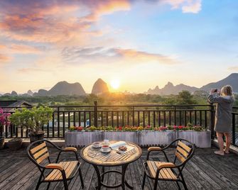 Guilin Village Creek Inn--Fee pick up service over three nights - גילין - מרפסת