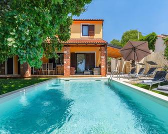 Lovely Villa Near the Beach - Višnjan - Pool