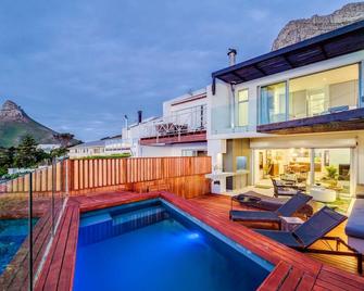 Stylish Holiday Apartment w Private Pool 180 Views Malibu - Cape Town - Pool