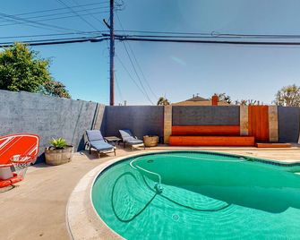 Carthage Corner Sunny home near eateries and shops with private pool, updated kitchen, patio - San Diego - Piscina