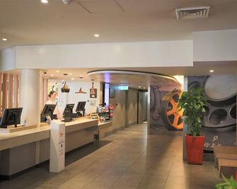 ibis Sydney Airport - Mascot - Front desk