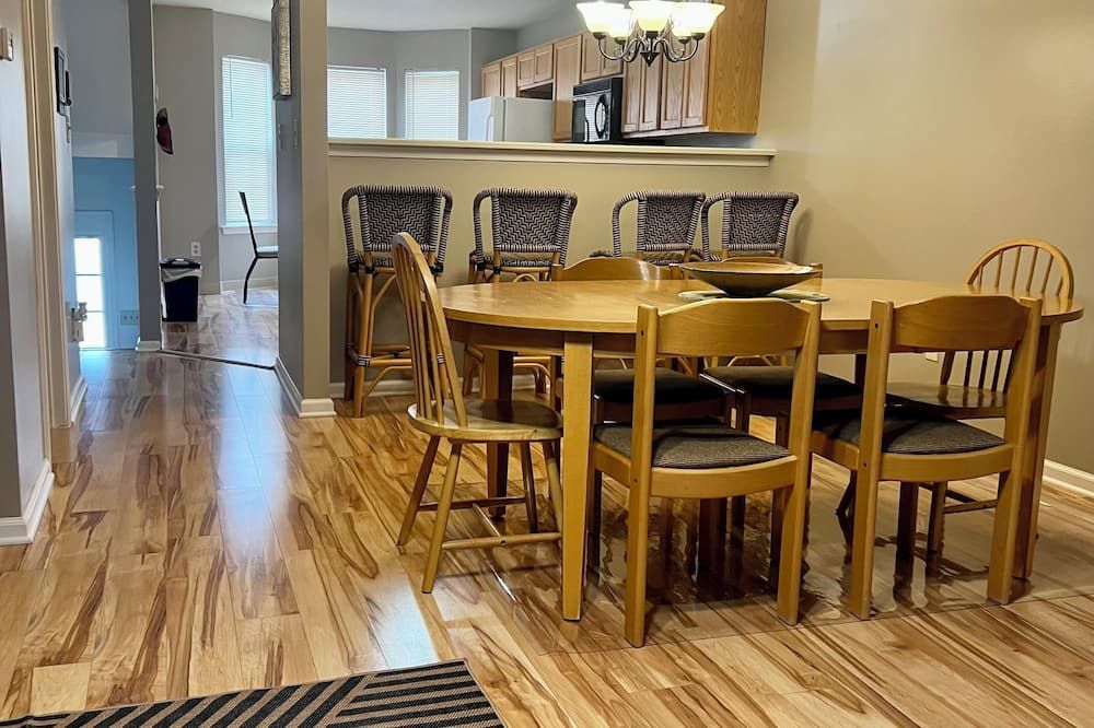 Spacious and luxurious 3 bed/1.5 bath townhome with free parking, sleeps 6 - مدلتاون (ديلاوير) - غرفة طعام