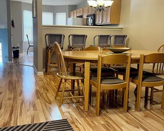Spacious and luxurious 3 bed/1.5 bath townhome with free parking, sleeps 6 - Middletown - Dining room