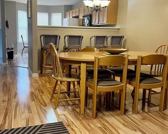 Spacious and luxurious 3 bed/1.5 bath townhome with free parking, sleeps 6 - มิดเดิลทาวน์ - ห้องอาหาร