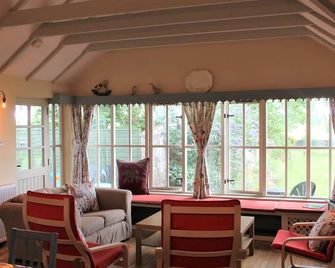 3 bedroom cottage, with far reaching views of the garden and open countryside. - Banff - Living room