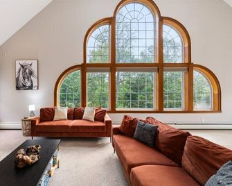 White Mountain Retreat with Theater, Fire Pit, Game Room and River Access - Woodstock - Living room