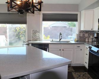 Serene Escape And Modern Comfort Pool Heater Bbq - Sun Lakes - Kitchen