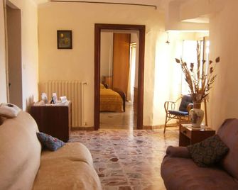 Traditional stone townhouse. Full of charm. Feel like a treasured family guest! - Castiglione Messer Raimondo - Sala de estar