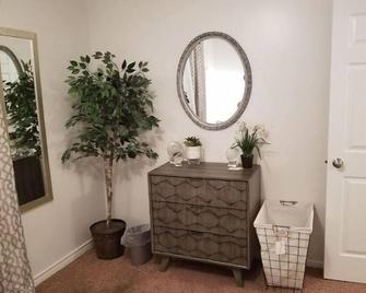 Lyle And Taylor Present- The Comfort Is Amazing!! - Bourbonnais - Essbereich