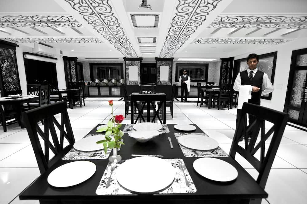 Liwa - The Transit Hotel - באנגאלור - מסעדה