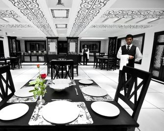 Liwa - The Transit Hotel - באנגאלור - מסעדה