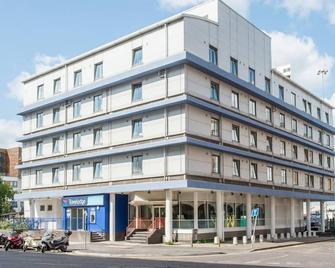 Travelodge Reading Central - Reading - Building