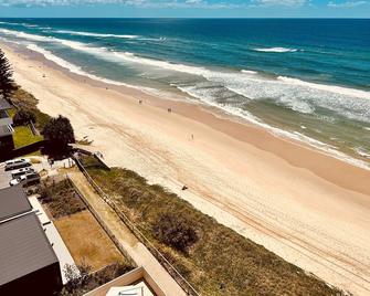 \'Experience the Ultimate Beachfront Getaway ! Breathtaking Views!\' - Main Beach - Beach