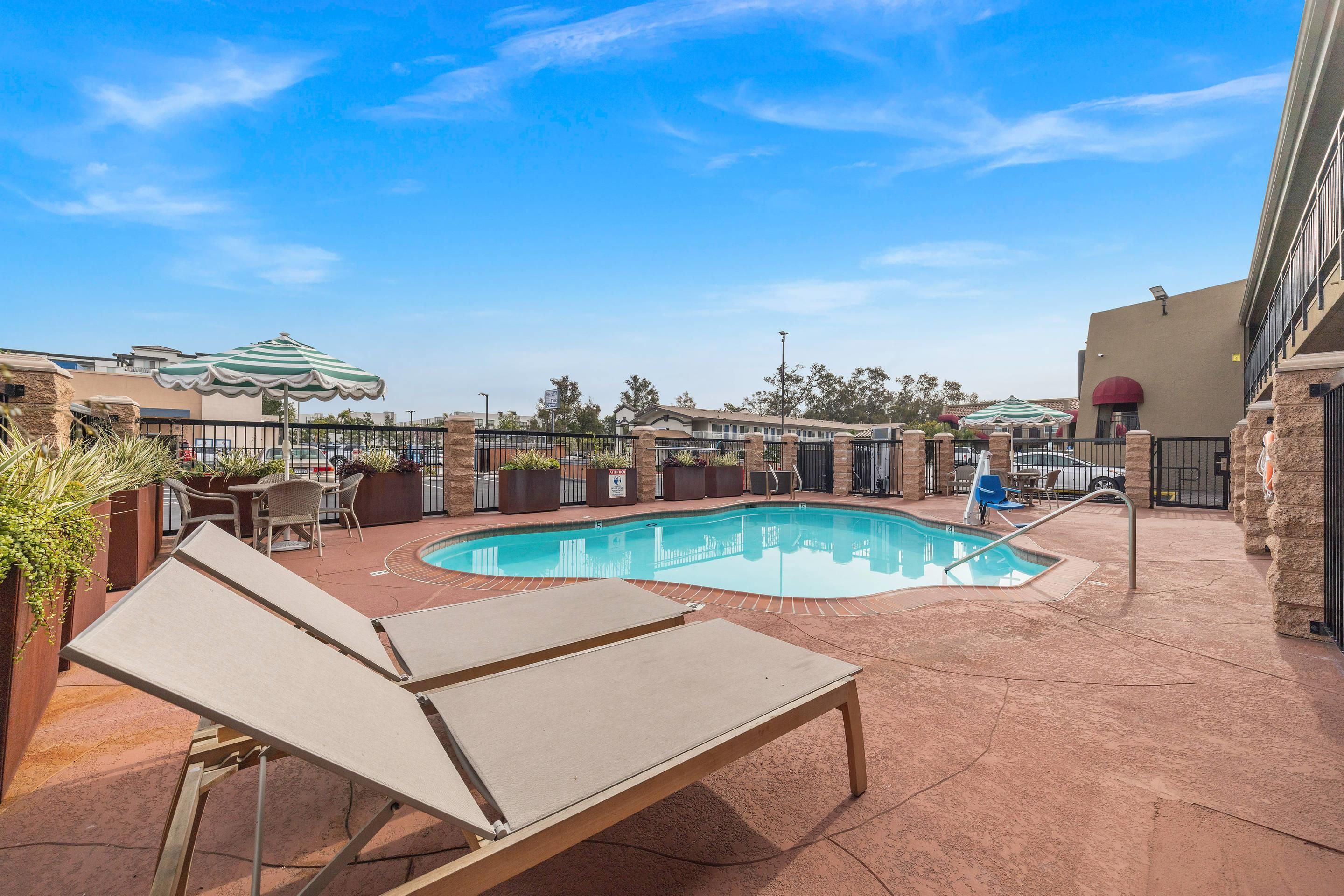 Econo Lodge Inn & Suites Escondido Downtown - Escondido - Zwembad