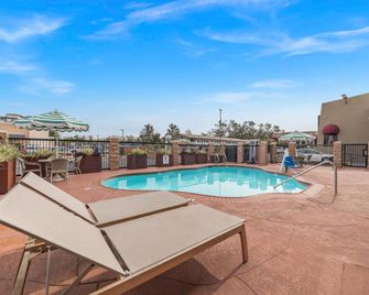 Econo Lodge Inn & Suites Escondido Downtown - Escondido - Pool