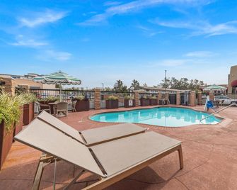 Econo Lodge Inn & Suites Escondido Downtown - Escondido - Zwembad