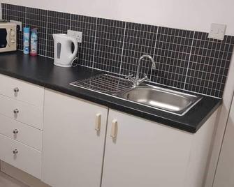 Lovely 3-Bed Apartment in Parkgate Rotherham - Rotherham - Kitchen